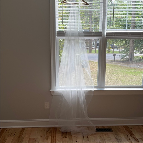 NoonOnTheMoon Sheer Chapel Length Bridal Veil